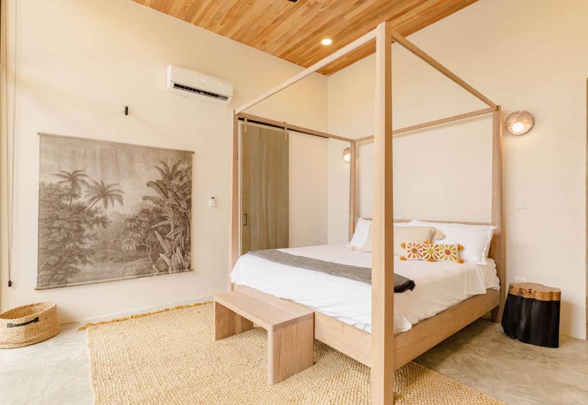 Villa One - master bedroom with four-poster bed