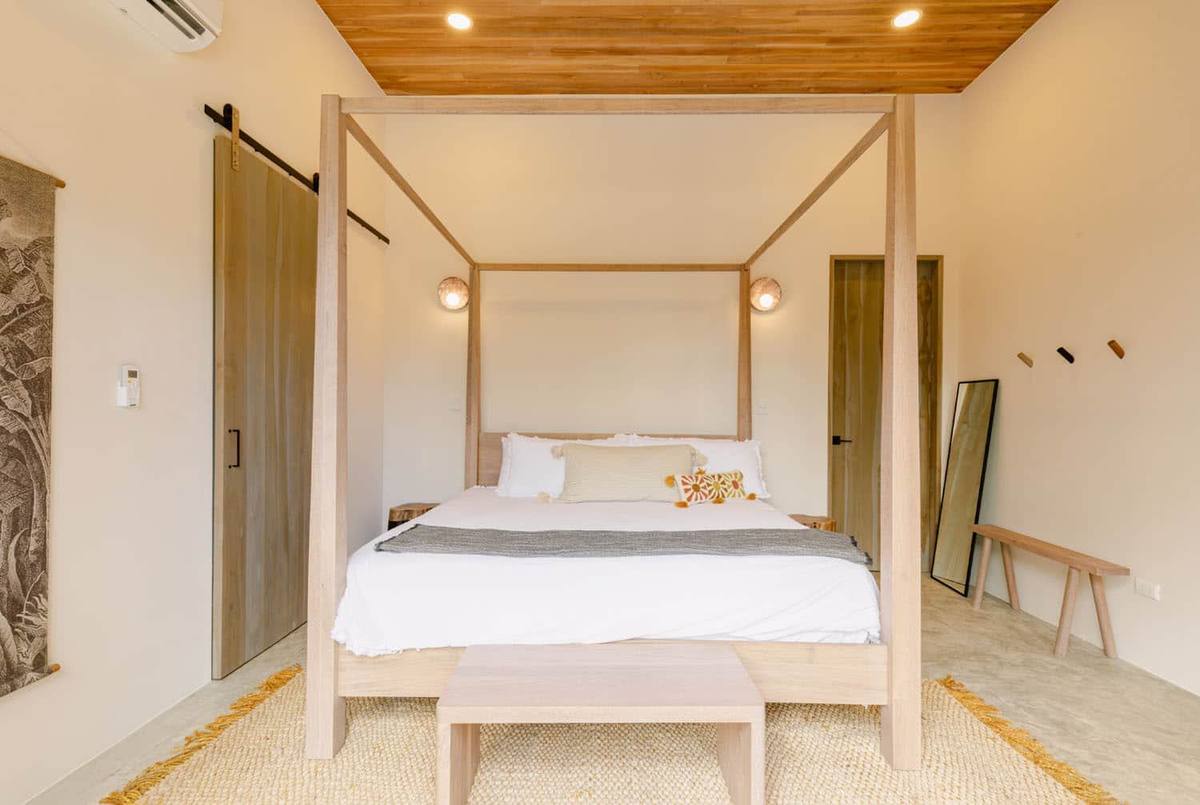 Villa One - en-suite bedroom with four-poster bed