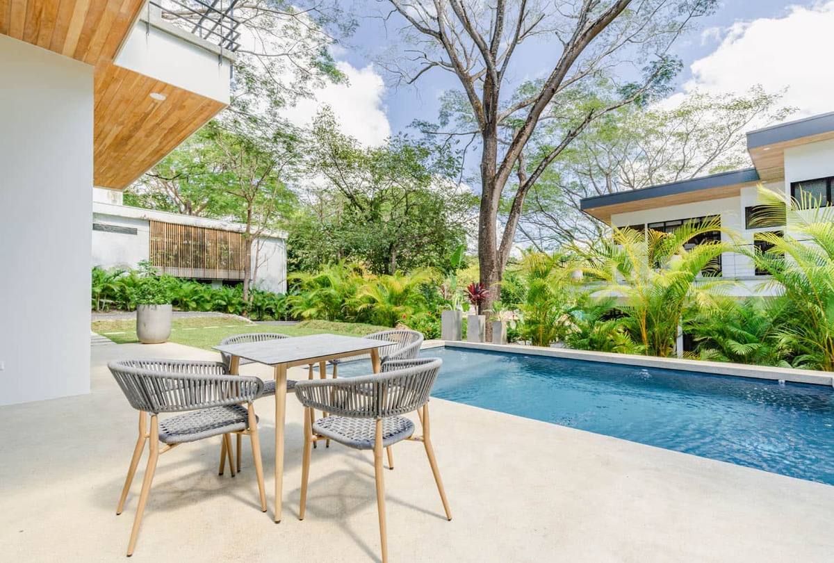 Villa One - poolside dining