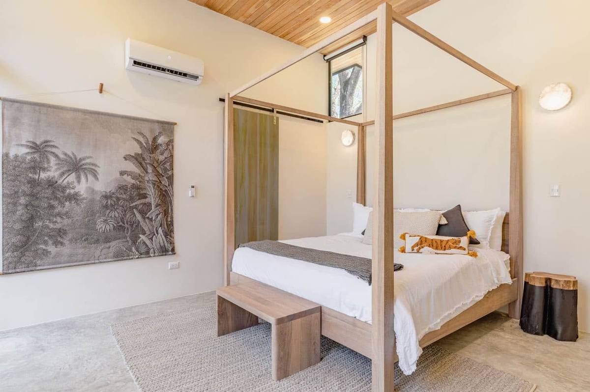 Villa Two - four-poster bedroom